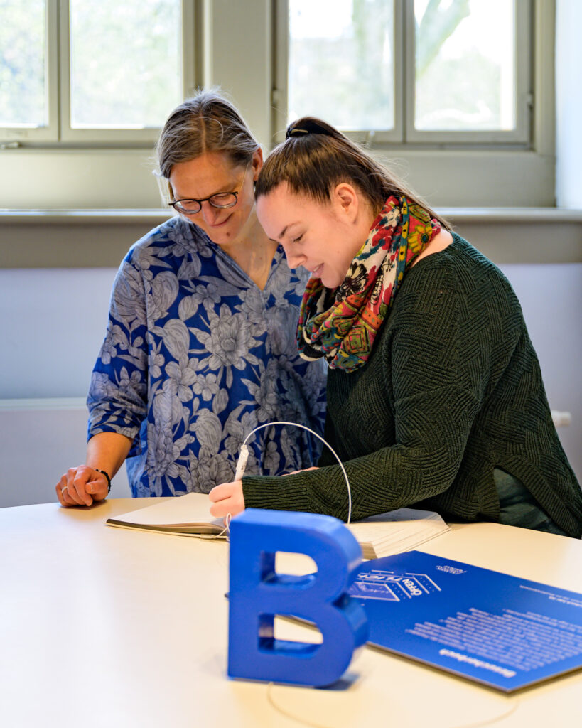 Buchstabe "B" mit Besucherbuch